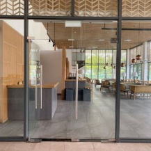 Cửa kính bản lề sàn